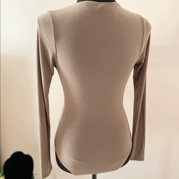 Tan deep V bodysuit - Picture 3 of 3